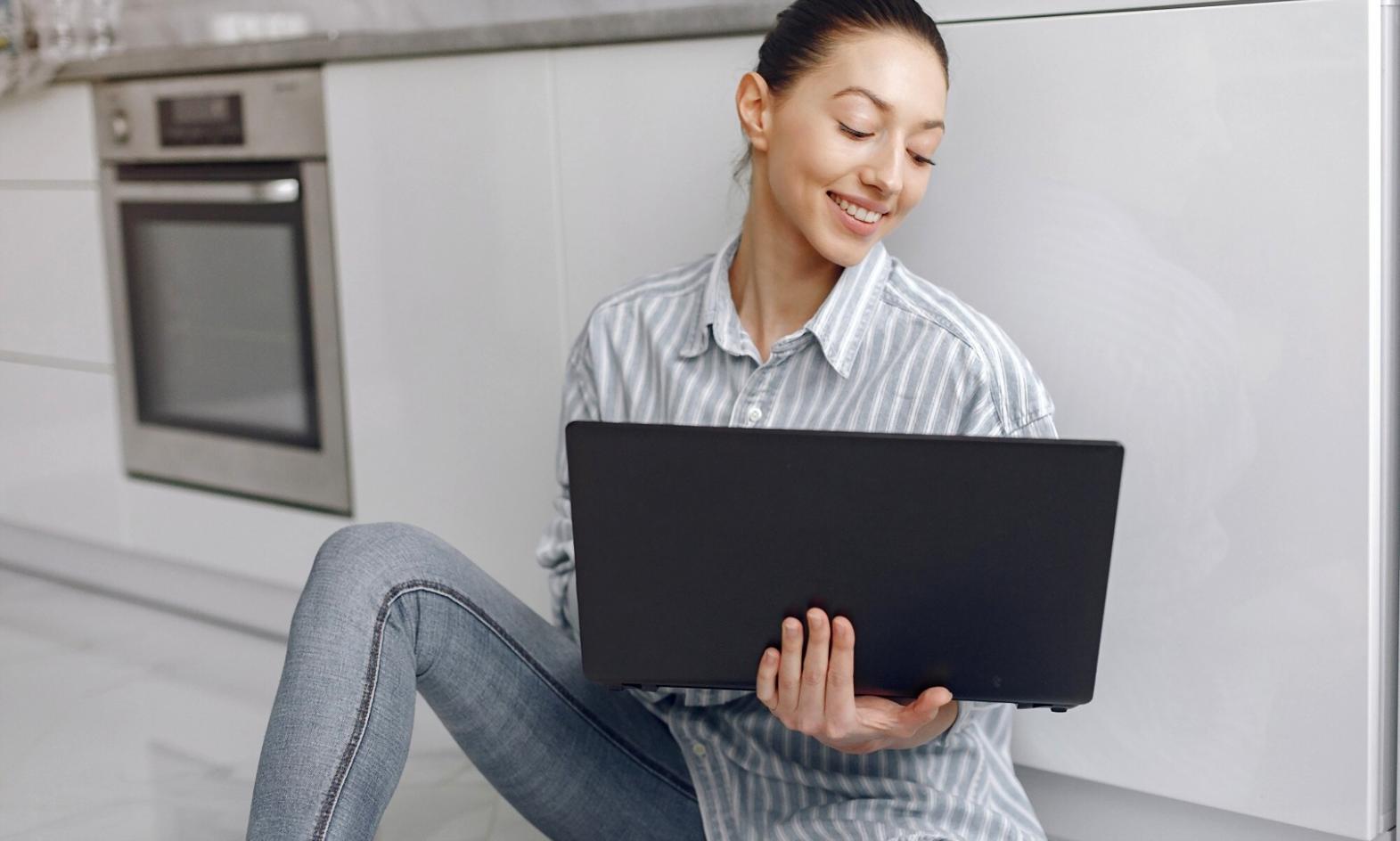 Pia Steinhaus in ihrer Backstube mit Blick auf die moderne Finanzverwaltung