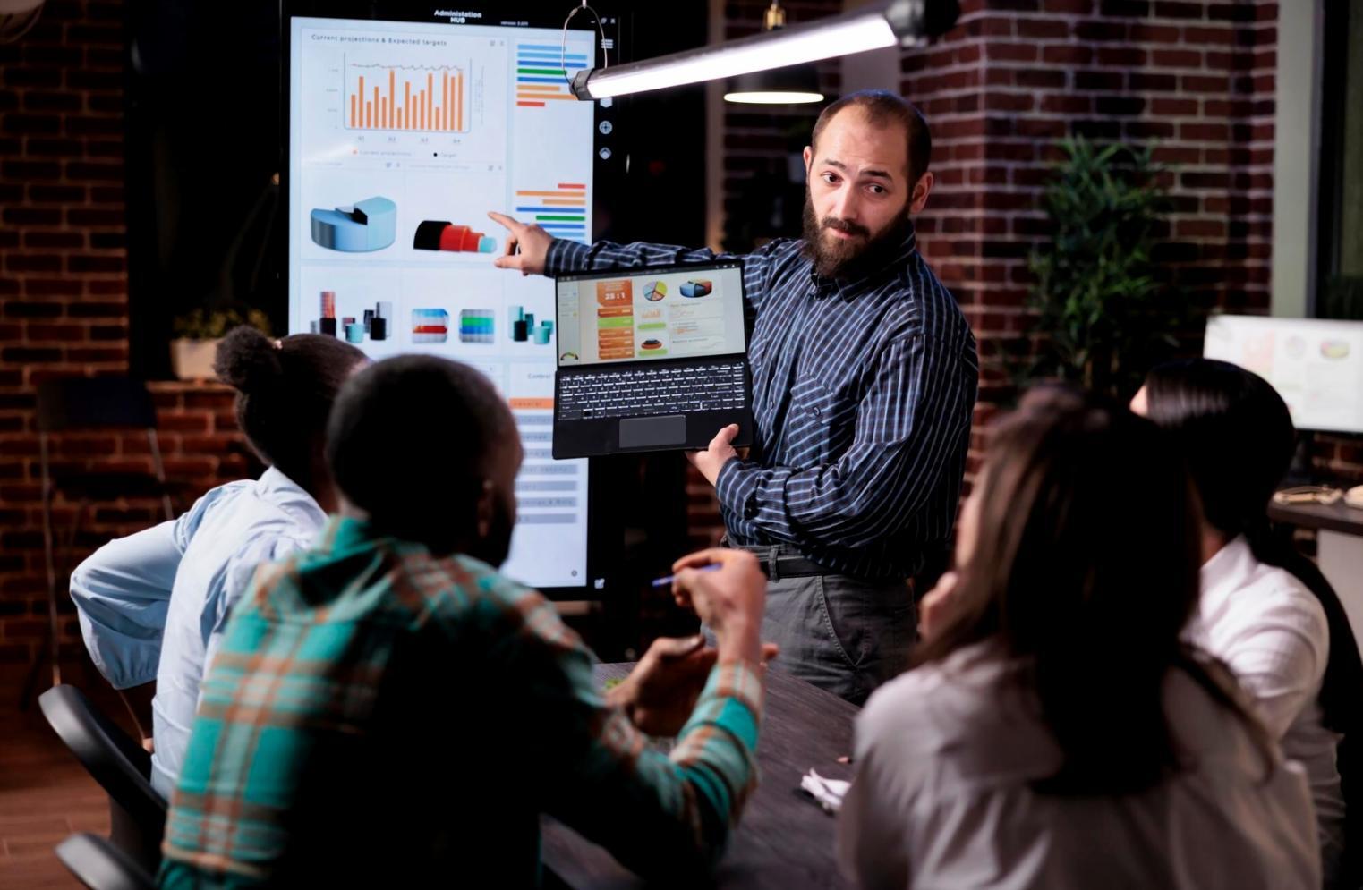 Arbeitsplatz mit Finanzberichten und digitalen Werkzeugen zur Dokumentation