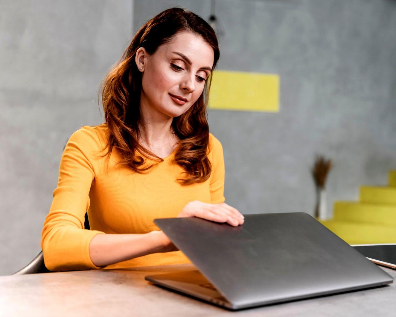 Finanzunterlagen werden strukturiert in einem hellen Büroraum organisiert